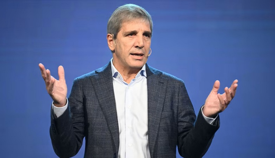 Caputo acusó a los industriales de vender bienes caros y de menor calidad a los argentinos