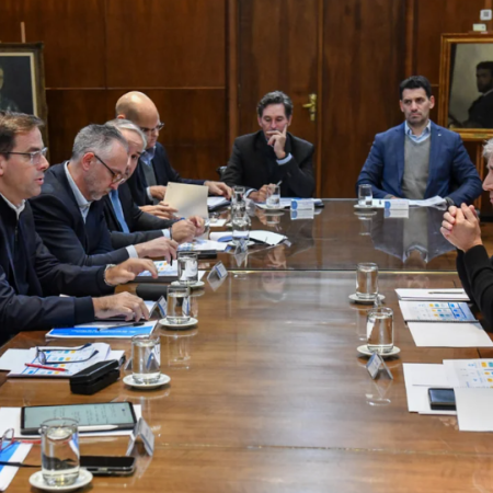 Caputo recibió a automotrices: exportaciones y competitividad, en la agenda