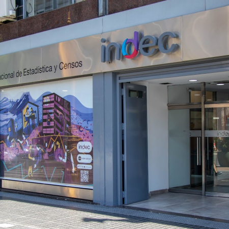 Los salarios subieron 3,5% en abril y le ganaron a la inflación, según el INDEC