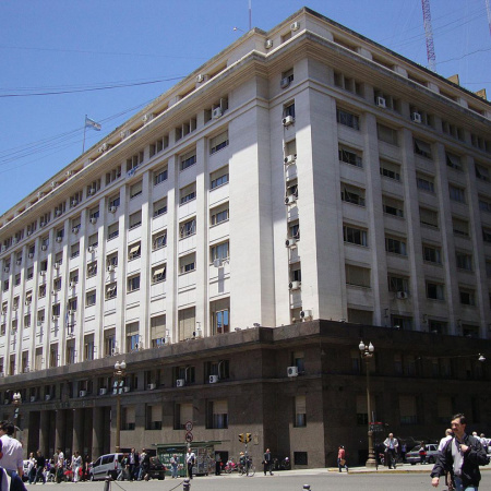 El Gobierno oficializó la flexibilización de los créditos en dólares para empresas no exportadoras